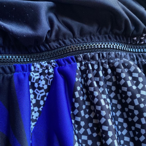 EUC tunic, ruched sides, longer length, front zip, abstract pattern, flattering - Picture 15 of 15